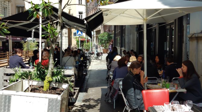 C'est l'été : service aussi en terrasse !